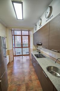 cocina con fregadero y encimera en Apartamento BIO Exclusivo con mirador en Bilbao y aparcamiento público gratuito en Bilbao