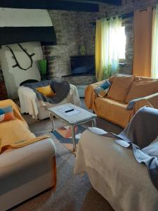 A seating area at Gîte du Roi Morvan