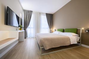 A bed or beds in a room at Alma Suites