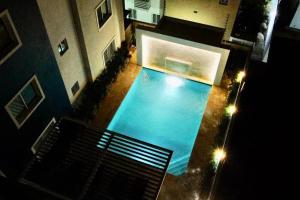 Výhled na bazén z ubytování Spectacular PentHouse with private jacuzzi terrace nebo okolí