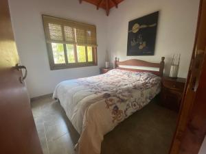 Schlafzimmer mit einem Bett und einem Fenster in der Unterkunft Victoria Cabañas in Tigre