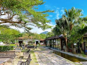 un parco con panchine e alberi e un edificio di My Chateau Resort a Kenting