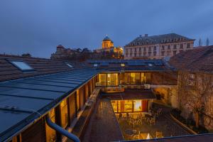 eine Dachterrasse mit Blick auf ein Gebäude mit einem Zug in der Unterkunft Bazilika alatt Panzió in Esztergom