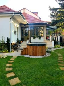 a house with a hot tub in the yard at Belvárosi Kertesház in Keszthely