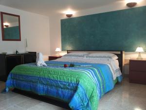トラーパニにあるGiardino Fioritoの緑の壁のベッドルーム1室(大型ベッド1台付)