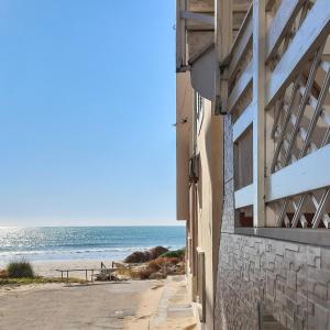 - un bâtiment avec vue sur la plage dans l'établissement sedicipassi, à Villaggio Azzurro