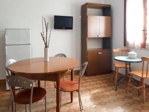 - une salle à manger avec une table et des chaises dans l'établissement sedicipassi, à Villaggio Azzurro