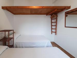 Uma cama ou camas num quarto em sedicipassi