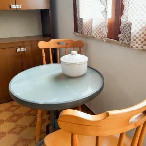 een keukentafel met een kom erop bij sedicipassi in Villaggio Azzurro