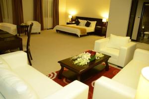 Tempat tidur dalam kamar di Monroe Hotel & Suites