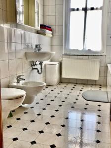 a bathroom with two sinks and two toilets at Ferienhof - Ferienwohnung in Gadebusch +23 photos
