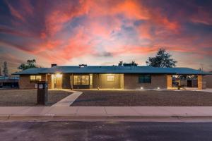een huis met een bewolkte hemel bij zonsondergang bij Glencove Mesa home in Mesa