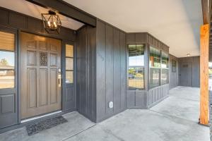 een huis met een hal met een deur en ramen bij Glencove Mesa home in Mesa