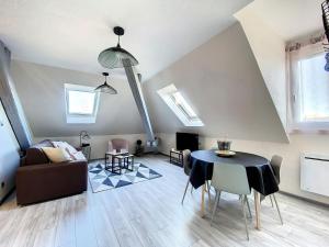sala de estar con mesa y sofá en Chez Nat&Mat- Colmar gare- Parking gratuit en Colmar