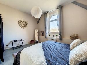 Un dormitorio con una cama grande y una ventana en Chez Nat&Mat- Colmar gare- Parking gratuit en Colmar