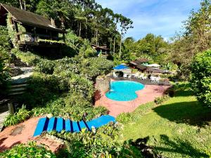 einen Luftblick auf einen Pool in einem Resort in der Unterkunft Verde que te quero Ver-te - Chalés in Visconde De Maua
