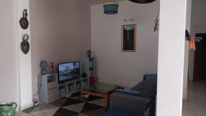 TV a/nebo společenská místnost v ubytování Le Moule Location saisonnière Bel appartement
