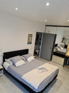 Postel nebo postele na pokoji v ubytování Chambre spacieuse, moderne et très confortable à Perros-Guirec