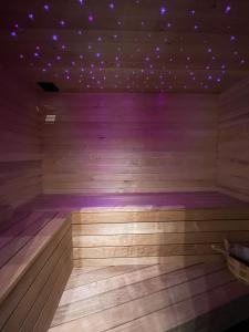 una sauna con luces moradas en el techo en St Stephen Luxury Suit with Jacuzzi and Sauna, en Budapest