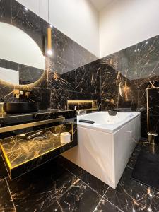 Kúpeľňa v ubytovaní St Stephen Luxury Suit with Jacuzzi and Sauna