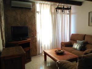 Una sala de estar con un sofá y una mesa de café. en CONFORTABLE, BRIGHT, WELL LOCATED APARTMENT, en Morro del Jable