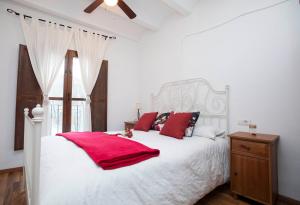 A bed or beds in a room at Casa Rural de Benitandús