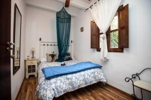 A bed or beds in a room at Casa Rural de Benitandús Még 24 kép