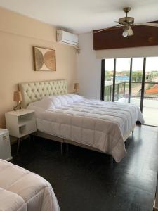 1 dormitorio con 2 camas y ventana grande en Hotel Bahia, en La Paloma