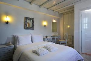 ein Schlafzimmer mit einem Bett mit Handtüchern darauf in der Unterkunft Kallisti Hotel in Folegandros Chora