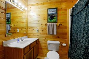 Een badkamer bij Beautiful 2 Bed Cabin with Hot Tub and Resort Pool