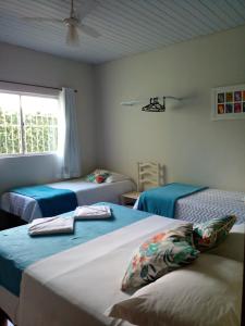 1 dormitorio con 2 camas y ventana en Cantinho da Serra, en Chapada dos Guimarães