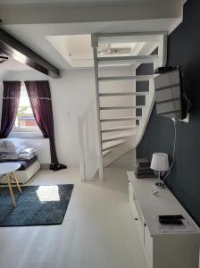 sypialnia ze schodami i łóżkiem w pokoju w obiekcie Gold Hill w mieście Miłków