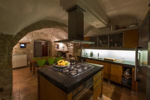 cocina con encimera y fogones horno superior en Casa Cristina, en Ripabottoni