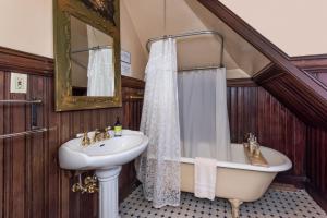 a bathroom with a sink and a bath tub at Chateau Tivoli Bed and Breakfast in San Francisco