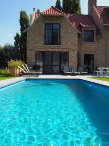 una piscina frente a una casa en De Grote Vliet, en Brujas