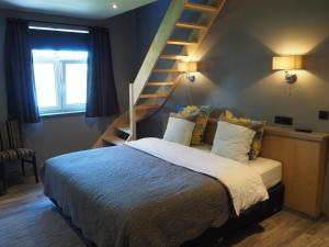 1 dormitorio con 1 cama y escalera. en De Grote Vliet, en Brujas 15 fotos más
