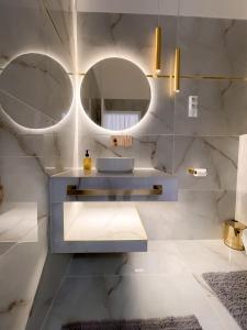 Un baño de St Stephen Luxury Suit with Jacuzzi and Sauna