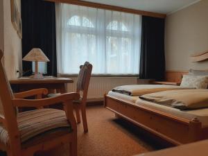 Un pat sau paturi într-o cameră la Restaurant & Hotel Zur Falkenhöhe