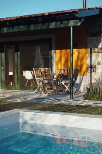 een groep stoelen naast een zwembad bij Quinta do Monte Travesso - Country Houses & Winery in Tabuaço