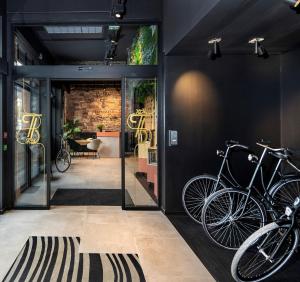 une chambre avec deux vélos suspendus au mur dans l'établissement Hôtel Tandem - Boutique Hôtel, à Strasbourg