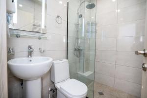 Bilik mandi di Eltisy Guest House