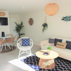 A seating area at The Shore @ Atlantic Beach - Waterfront Beach House, Tiny Pool, Terrasse