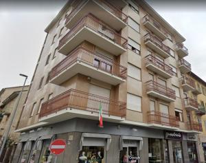 都靈的住宿－La casa dei nonni - Ampio trilocale zona Lingotto，一座高大的建筑,旁边设有阳台