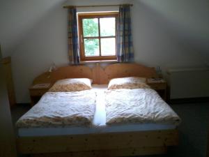 A bed or beds in a room at Lechnerhäusl