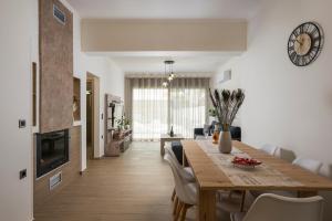 Televízia a/alebo spoločenská miestnosť v ubytovaní Cataleya Villa Chania