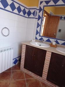 ein Badezimmer mit Waschbecken und Spiegel in der Unterkunft Alojamiento rural Zona Bienestar in Aldeaquemada