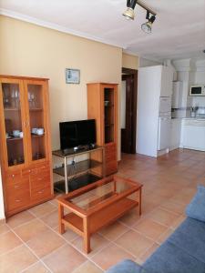uma sala de estar com uma mesa de centro e uma cozinha em capricho 2 asturias COLOMBRES em Ribadedeva
