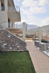 een huis met een balkon en een patio bij villa bel horizon in Chios