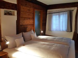 Postel nebo postele na pokoji v ubytování Schiefes Haus