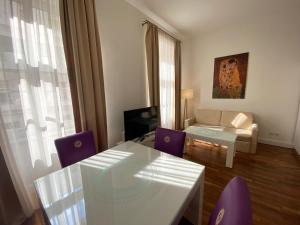 Televízia a/alebo spoločenská miestnosť v ubytovaní Steiner Residences Vienna Taborstrasse